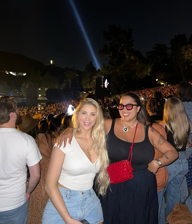 Few weeks back at the Noah Kahn concert with my partner in crime @hlntylr by @ellevanschaik