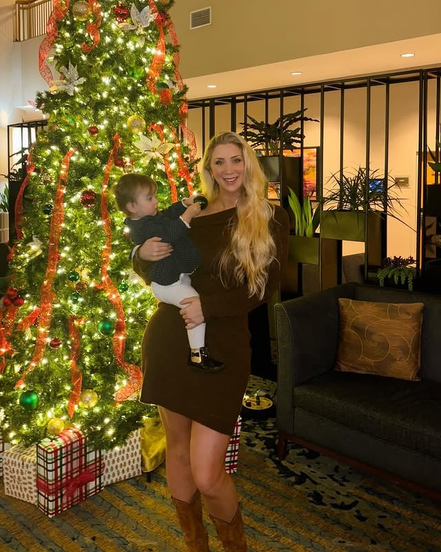 Christmas in Ohio with my favorite niece Sylvie Roo❤️ by @ellevanschaik