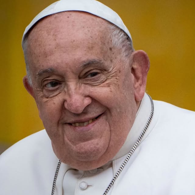“ Dio non vi chiederà se siete stati credenti , ma se siete stati credibili “ ( don Andrea Gallo ( Come se fosse venuta a mancare la luce e la speranza Un uomo semplice ma non semplicistico . Un Papa venuto dalla fine del mondo che ha combattuto con le madri di piazza di Maggio e tra le favelas con gli ultimi La cultura del rifiuto dello scarto . . Diceva “La pace non si costruisce mai con le armi ma aprendo il cuore. “Io non sono praticamente ma e’ l’unico Papa che ha toccato nel profondo la mia coscienza e il mio cuore e mi ha fatto ritornare a credere. Non ho molte parole solo grande dispiacere e grande dolore di aver perso un altro padre.. il Padre di tutti noi . Il padre degli ultimi dei più deboli Il Padre che ci faceva sentire tutti importanti tutti uguali .Da oggi siamo tutti più poveri e soli . @papa_francesco_real era la nostra coscienza contro ogni egoismo , individualismo, guerre , ingiustizie. Inclusione , fraternità. L’ultima visita alle carceri , perché per lui nessuno era uno scarto della società .E’ stato l’uomo che ho stimato più al mondo e mi mancherà ❤️