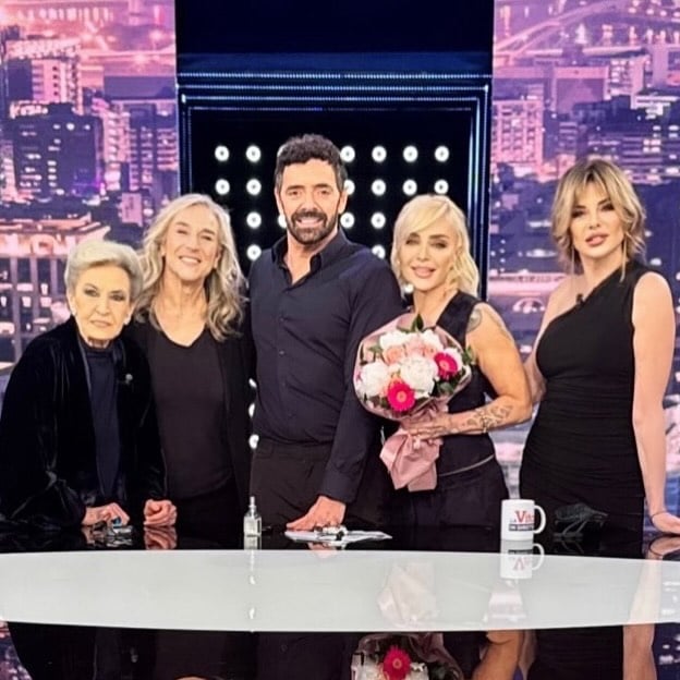 Ieri, era veramente una gran bella compagnia, ma le vere sorprese saranno fine settimana. Attenzione a venerdì sera in prima serata su Raiuno e dalla prossima settimana una novità assoluta e meravigliosa. Dress by @bettaguerreri @vitaindiretta @albertomatano @rai1official @paolabaraleofficial @barbaraalbertiofficial @giovannabotteri_official
