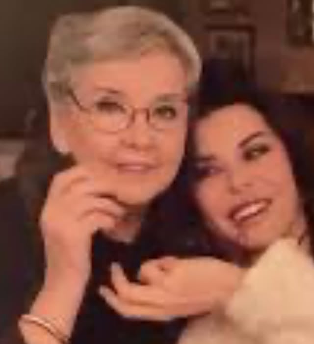 Cara mamma, vorrei tanto , potere, oggi , alzare il telefono e parlare con te. Mi manca . La tua voce bellissima era sempre allegra, rassicurante giovane , mi ha insegnato l’amore per il bello , la profondità dei sentimenti e a guardare il mondo dalla parte gli esseri più indifesi esseri umani o animali che fossero , con grande tenerezza e umanità . La tua Arte, il tuo talento, la tua follia unita alla tua leggerezza e senso dell’umorismo sono stati e sono una guida per me. mi ha insegnato a credere in me stessa senza calpestare il prossimo. Mi ha insegnato il valore dell’indipendenza e della libertà e mi ha insegnato a essere capace di regalarmi sicurezza e felicità . Grazie a te Francesco è cresciuto sereno, felice e amato. Non finiremo mai di ringraziarti e mai avremmo voluto nessuno nessun altra mamma nessun altra nonna che non fossi tu. Ciao mamma , non ti dico ovunque tu sia perché, intanto , so che tu ci sei e mi dai sempre da dove ti trovi il consiglio giusto e l’energia per credere in me e sentirmi forte della mia identità e indipendenza. Perché questa e’ la forza di un genitore regalare ai figli valori importanti di lealtà , comprensione , per rispettare gli altri e autostima per rispettare se stessi e darsi felicità , a non essere vigliacca a non girarsi dall’altra parte davanti a un’ingiustizia o a un sopruso. Se oggi sono una donna empatica rispettosa forte e realizzata lo devo a voi .