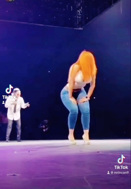Bautizando el escenario!🥵🔥🤪😂Que divertida me di!!🥰 #love #fashion #instagood #style #instagram #photooftheday #beautiful #fitness #fitmotivation #tv #picoftheday #follow #beauty #model #cute #followme #happy #instagram #makeup #girl #photography #lifestyle #foryou #fitnessmotivation #smile #tiktok #viral #brincosdieras #arenamonterrey by @melissa.rincon1