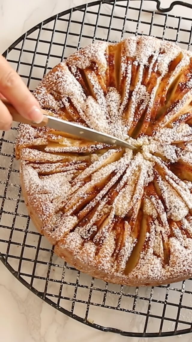 La più AMATA d’autunno😍🍂 TORTA di MELE 🍎🍎della nonna ♥️SOFFICE, SEMPLICE, deliziosa😋RICETTA + VIDEORICETTA completa la trovate nel mio sito TAVOLARTEGUSTO.IT ( link 🔗 in bio @tavolartegusto, in stories oppure CERCA su Google 🔎 torta di mele di tavolartegusto) #tortadimele #applecake #tortadimelesoffice #torta #mele #autunno #autumn #dolci #dolcifattiincasa by @tavolartegusto