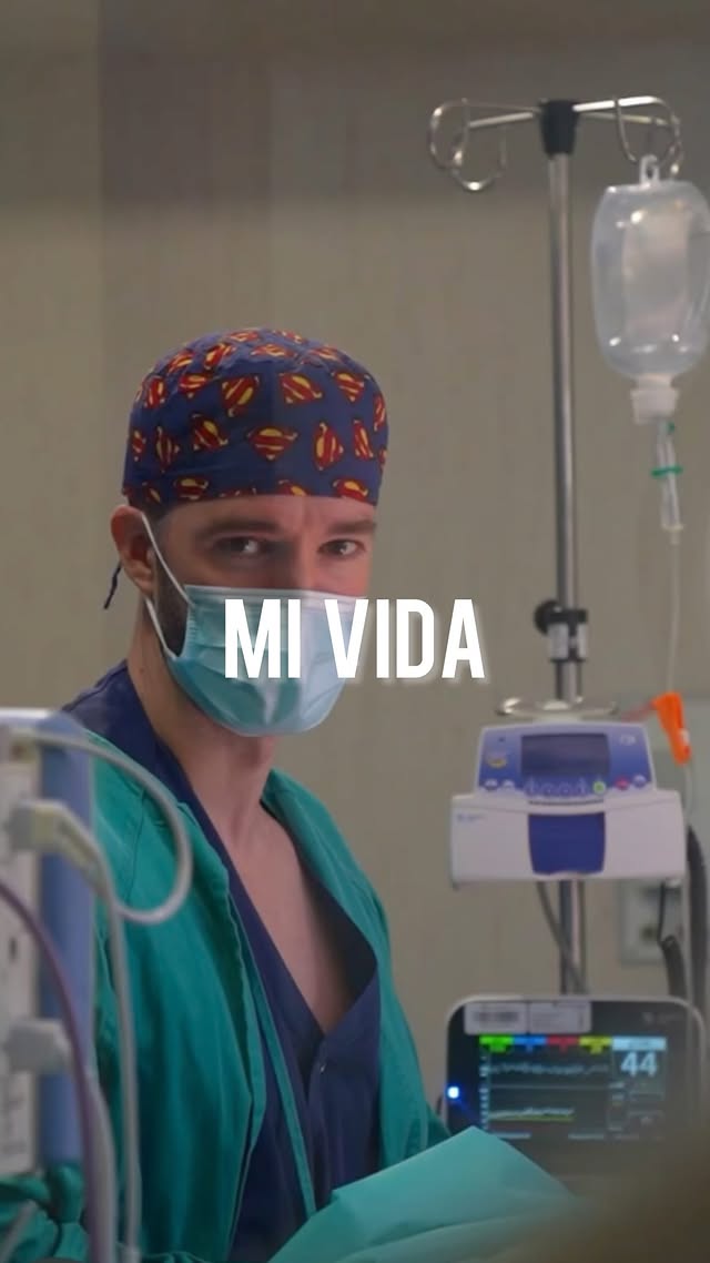 Tu niño interior.—————Mi sobrina Vega tiene 5 años y hoy me dijo:- Tio David el otro día te llamamos por video y no nos lo cogiste.- Ya Vega es que estaba en quirófano operando a un niño de tu edad del corazón.- ¿Del corazón? ¿Y cómo hacéis eso?- ¿Te acuerdas cuando te hiciste una brecha en la ceja y te cosimos?- Sí claro, tenía una pupa y me curasteis sin hacerme daño.- Pues este niño tenía la pupa en el corazón, y también se la cosimos. Yo estaba allí para que no le hicieran daño. Y ahora está curado.- ¡Cómo mola tio David!—————A veces estoy AGOTADO por mi trabajo.Trabajo TODOS los días mañana y tarde. En la sanidad pública la mayoría de las mañanas y además tengo 3-4 guardias de 24 horas al mes y unas 5-6 alertas en las que me pueden llamar para operar a un niño del corazón.—————A todo eso hay que sumarle la divulgación, mis charlas y la creación de mi propia empresa de anestesistas.—————Sí, estoy muy cansado, no romantizo trabajar tanto y tengo que cambiar un poco el chip.—————-Pero también me pone contento saber que si me cuentas esto de niño NO ME LO HABRÍA CREÍDO.Y habría firmado esta vida una y mil veces.——————Hoy Vega me ha recordado que yo de niño hubiera dicho lo mismo que ella.¡CÓMO MOLA!.....#niños #infância #vida #trabajo #sueños by @davidcallejo10