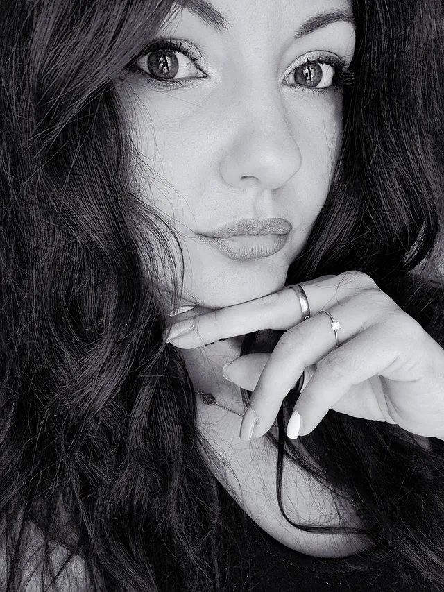 Bianco e nero o a colori?#selfie #primopiano #pics #photography #lipsmatte #eyes #hair #naturally #goodnight by @dedyebbasta