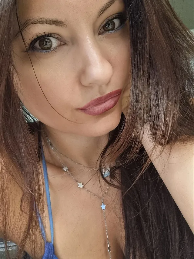 Gli sguardi sono discorsi fatti in silenzio #sweetgirl #eyes #summervibes #work by @dedyebbasta