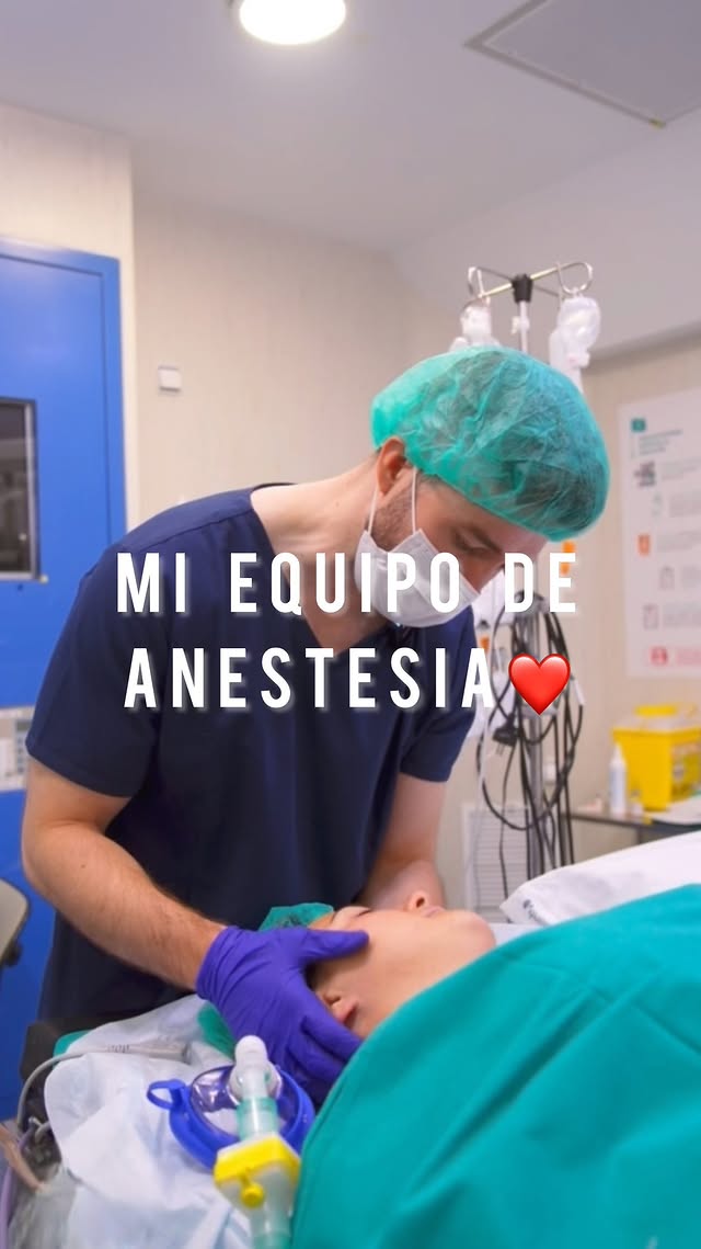 Un buen anestesista cambia tu cirugía.——————Anestesia es una especialidad médica muy desconocida. Tanto que hay gente que pienso que NO somos médicos.—————Otros piensan que nuestro trabajo “solo” es dormir al paciente.—————Los que trabajan en quirófano saben de la importancia del anestesista. Es quien te va a cuidar durante toda la cirugía.El cirujano tiene que estar MUY concentrado operando una parte del cuerpo del paciente.—————El anestesista se ocupa de TODO tu cuerpo. Nuestro objetivo es aportar SEGURIDAD y CONFORT. Sin olvidar ese toque HUMANO tan importante.Y lo hacemos antes, durante y después de la cirugía.—————Cuando hay una complicación en quirófano es el anestesista quien suele hacer de líder de la situación para coordinar a todo el equipo y conseguir lo MEJOR para el paciente.—————Por eso para mí es un ORGULLO tener mi propio EQUIPO de anestesistas. GRUPO DE ANESTESIA DR DAVID CALLEJO (con el nombre no fui muy original😂).—————Orgullo de haber ayudado ya a cientos de pacientes y cirujanos en estos últimos 3 años.—————Y orgullo de tener un equipo de 8 anestesistas en el que están algunos de mis grandes MAESTROS en esta profesión.Que ellos hayan confiado en mí y hayan decidido trabajar conmigo es algo que me EMOCIONA cada día.—————En este video os dejo un pequeño ejemplo de como nos gusta trabajar.Porque lo PROFESIONAL y lo HUMANO no deberían estar reñidos.————Gracias a nuestra paciente @soyisabeltapia por su generosidad INFINITA.Y a @medicalmedia.es por grabar con TANTO cariño......#salud #medico #equipo #anestesia #cirugia by @davidcallejo10