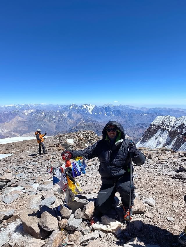 En la cumbre del Aconcagua, el “Coloso de Piedra” o “Techo de America. Con sus casi 7000 metros de altura, se consagra como la montaña más alta del mundo después de los 14 picos del Himalaya. Un sueño personal y muy profundo, al que solo pude acceder atravesando mucho sacrifico y frustración, gracias al apoyo de mucha gente. Porque lo cierto es que nunca cumplimos nuestros sueños en soledsd. Nadie se vale tanto de sí mismo. Hasta los sueños son colectivos. Hasta los sueños son asuntos políticos. Este verano, si el de arriba quiere, intentaremos la cumbre del Ojos del Salado, en Catamarca, el volcán más alto del mundo. Agradezco todos estos años de montañismo. Porque, como todos los pueblos sabios lo supieron y expresaron en sus mitos y símbolos, nada nos enseña más que caminar por una montaña.#montaña #montanismo #sueños by @charlasdefilosofia