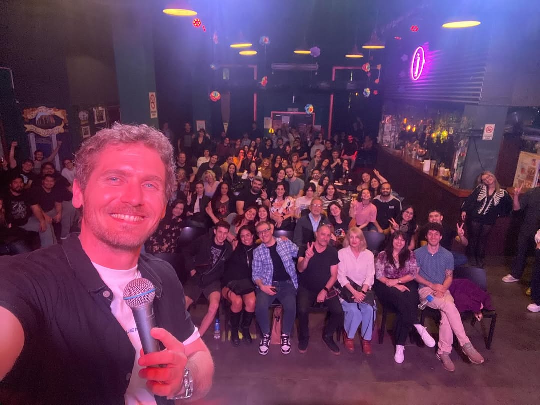 ¡GRACIAS COMUNIDAD DE BUENOS AIRES! Una vez más llenamos la sala del @jjcircuitocultural con la #comunidad Gracias por cada pensamiento compartido, por cada risa, cada chiste, cada devolución, cada regalo recibido al bajar del escenario. Juntándonos a filosofar sobre nuestra actualidad solo nos hacemos mejores 🤗-> 11/10 - 19 hs- nos vemos en la Casa Rosa Cruz para leer las Meditaciones Metafísicas de Descartes junto a @juanpablofrancolini y hacer un poco de filosofía dura y pura (a la gorra) -> 17/10 “Filosofía práctica para nuestro mundo de hoy” en Montevideo Uruguay @ateneodemontevideo21 @c.criv -> 18/10 - 20hs - Afterpolítico. Se rifa el país” con @ineshopenhayn , @nahuelsosasharpe y @ag.quinteros . Encuentro libre abierto y gratuito de debate politico sobre la actualidad argentina en el hermosísimo @cc25defebrero ¡Que siga el ruedo! ¡Ojalá nos volvamos a encontrar! by @charlasdefilosofia