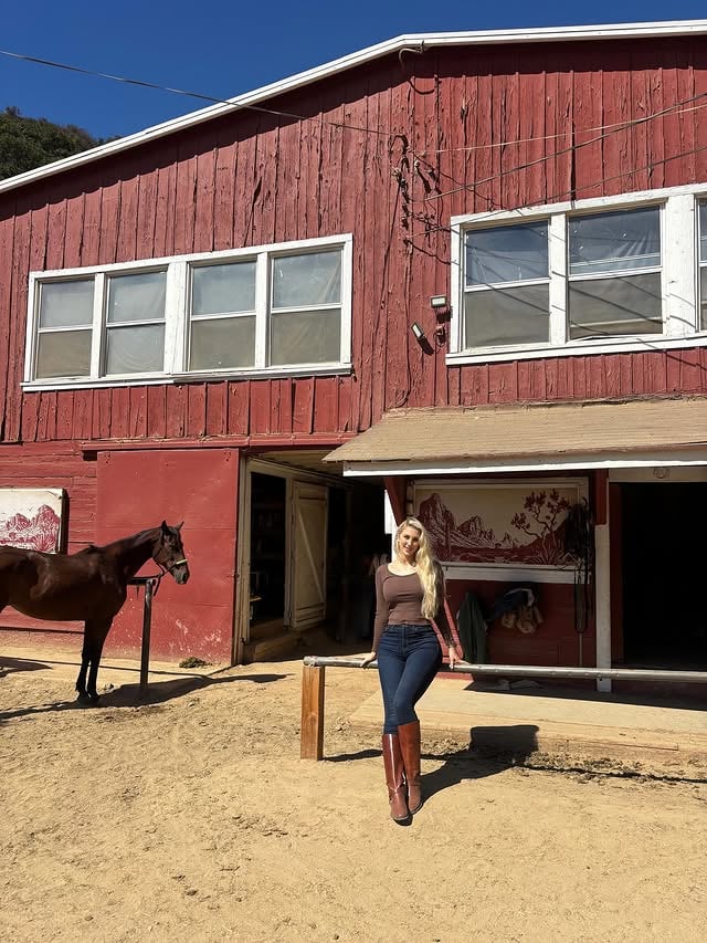 Horseback riding with my bestie @helenxelizabeth and our favorite horses Dolly Parton and Sugar by @ellevanschaik