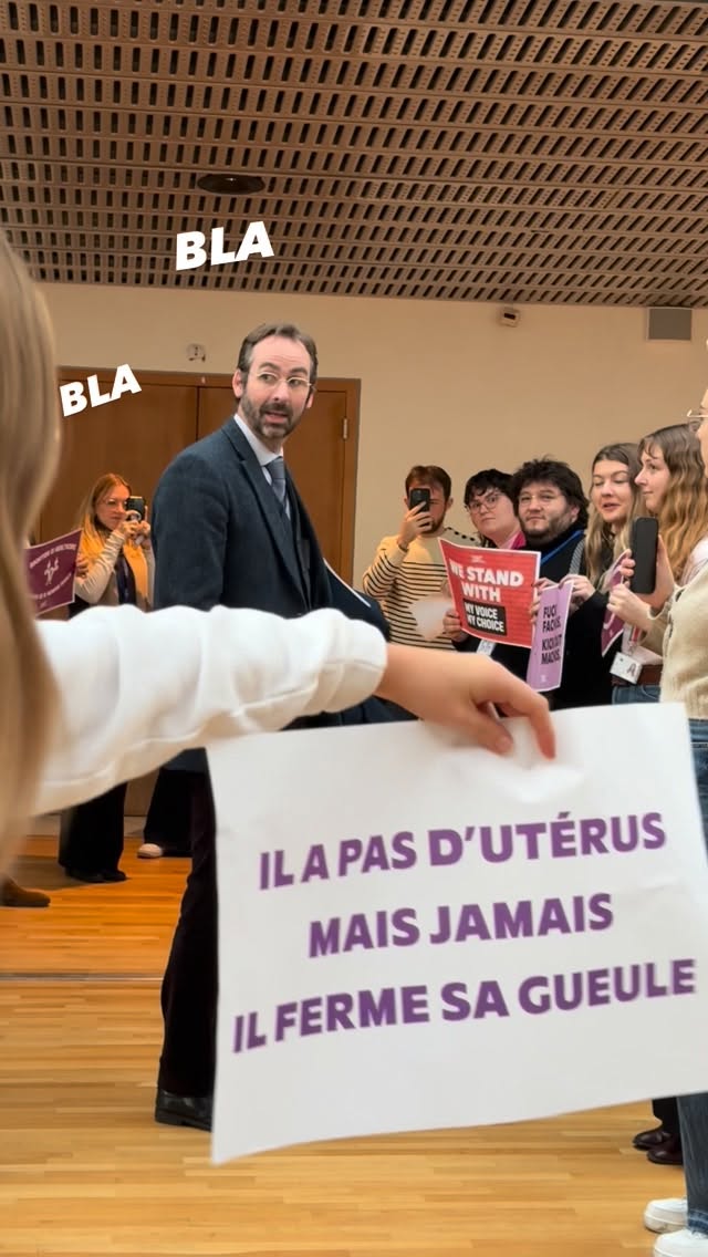 Pas d’utérus, pas d’avis : l’avortement est un droit. 🪧❌ Mobilisation contre un événement anti-avortement organisé par le groupe de Jordan Bardella au Parlement européen by @emma.fourreau