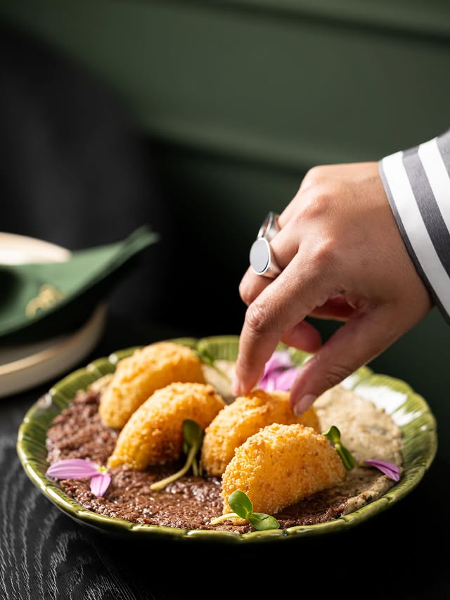 na aFlora Secreta, os tomates verdes fritos chegam crocantes, com babaganuche, tapenade de azeitonas pretas, brotos e flores comestíveis, um prato vegetariano cheio de sabor.reserve sua mesa pelo link da bio. by @aflora.secreta