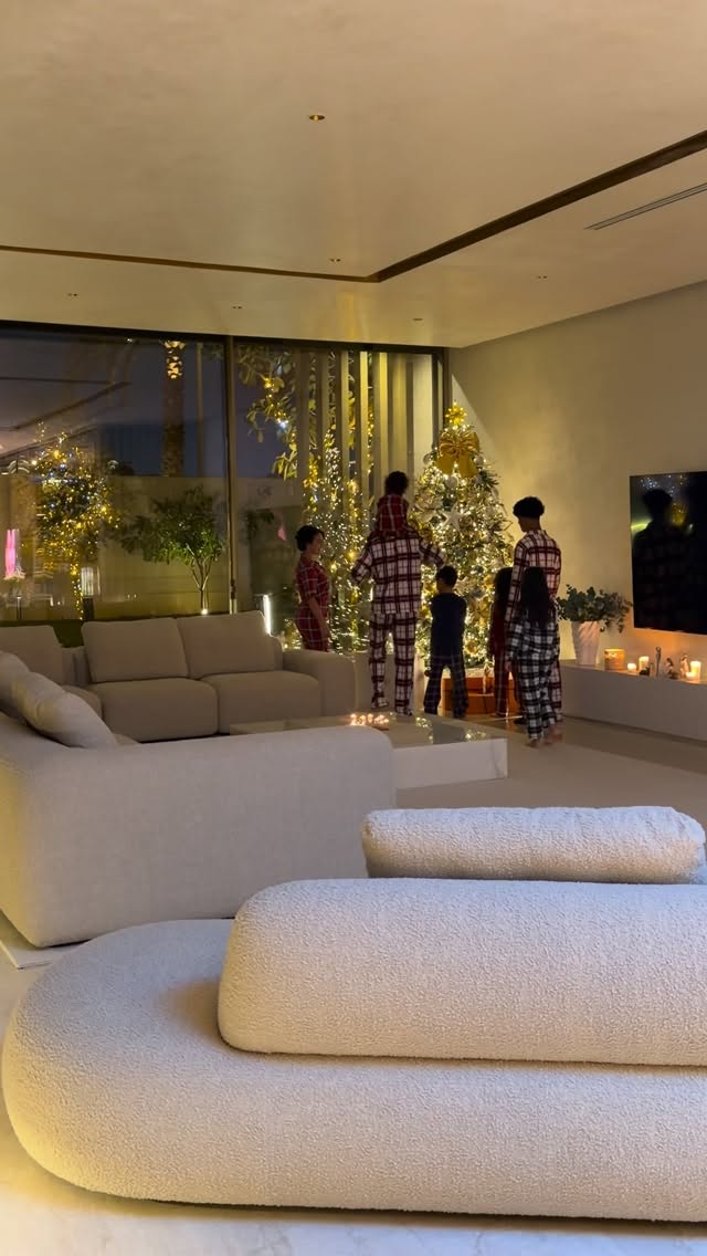 Ilusión que se renueva, amor que abraza, familia que sostiene y luz que guía. Feliz Navidad 🥂🌸🩷✨