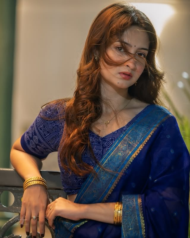 অসুখটা ডাক্তার ও বলতে পারেনা…আর চোখ- সে আজ উপন্যাস ,অনেকটা সময় লাগে পড়তে,কিন্তু সময়ের যে বড়ই অভাব ।Behind the lens @arghyas._.photography brother 🙌🏻 by @shreemabhattacherjee
