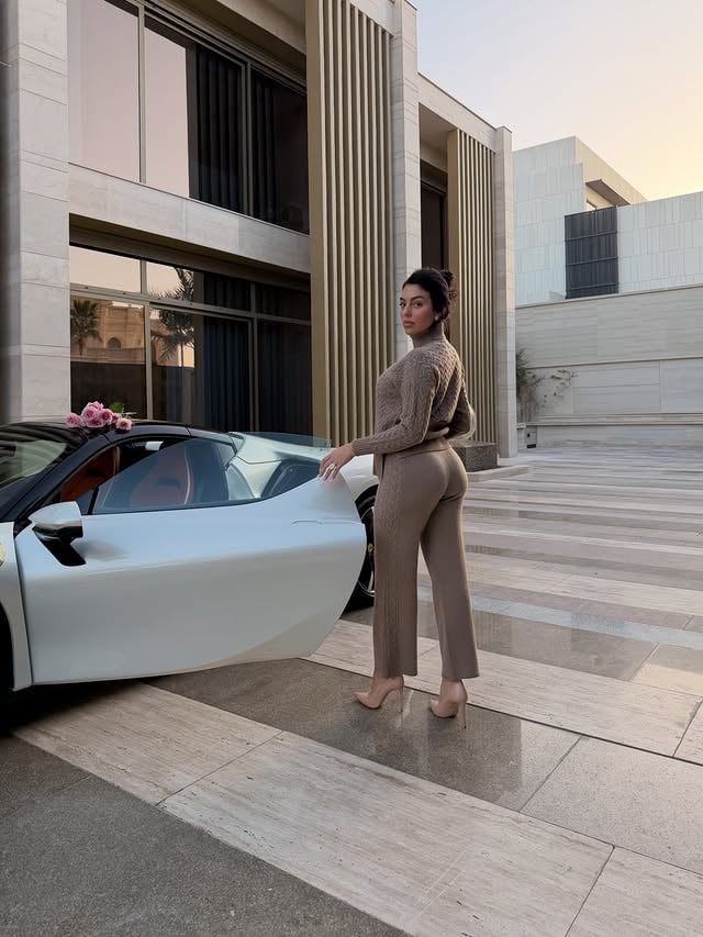 On the go in my purest cashmere @falconeriofficial 🤍#PureCashmere #Falconeri