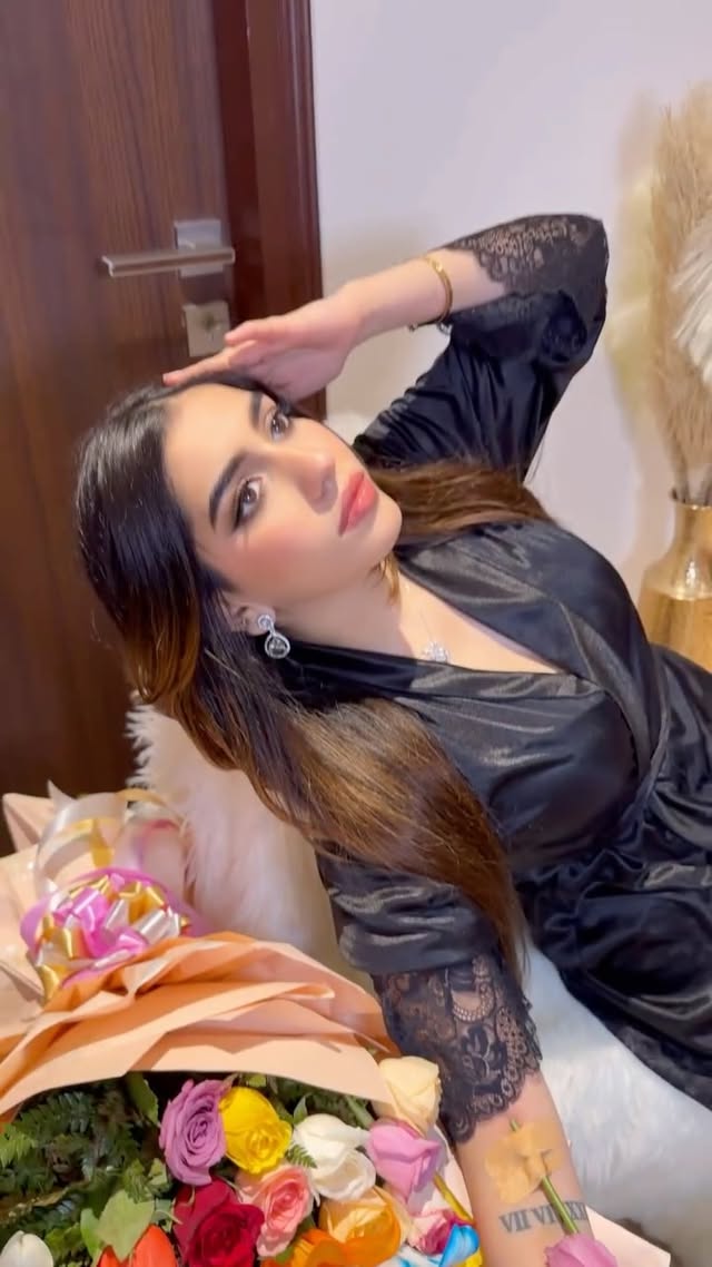 I’m alive bcoz flowers exists💐❤️😩#valentine #roseday #trending