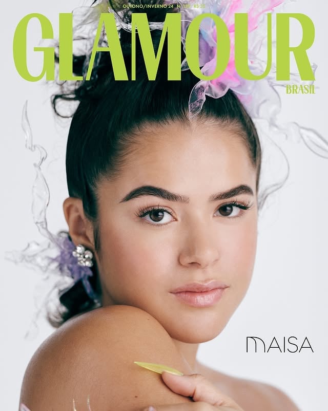 Estrela de capa da #GlamourMaio impressa, @Maisa dispensa apresentações, mas fazemos as honras: dos 22 anos que completa neste mês, quase 19 foram dedicados à carreira artística. Nascida em São Bernardo do Campo, foi aos 3 que subiu ao palco pela primeira vez. Aos 5, assinou um contrato com o SBT que durou 13 anos. Hoje, segue plantando e colhendo os frutos de toda dedicação ao atrair uma legião de fãs para engajar-se em seus projetos nas redes sociais, vibrar com seu lado empreendedora ou apreciar suas atuações, incluindo o sucesso de “De Volta aos 15”, que terá uma nova temporada ainda este ano. O currículo extenso e a vida na frente das câmeras, no entanto, não a assustam: “É a única vida que eu conheço”, diz a atriz e apresentadora à repórter @caamerino. “Comecei minha carreira com 3 anos, não tenho exatamente do que sentir falta. Sou feliz com a minha vida e com as escolhas que fiz. Por incrível que pareça, estar aos olhos do público, para mim, é o normal.” Garanta sua #GlamourMaio impressa pela loja virtual aqui no Instagram ou nas bancas a partir de sexta-feira (17). Assinantes recebem em casa e conferem a edição completa no app @globomais. Todos os detalhes estão no link na bio!Direção de conteúdo: @renatagarciacRedatora-chefe: @batavaresFotos: @hickduarteEntrevista: @caamerinoEdição de arte: @vicpolakStyling: @carolinecostaxBeleza: @jakefalchiNail artist: @robertamunisSet design: @_lsetFloristas: @bia.aflorista e @catalinapadovanidesignDireção executiva: @octavio.od (@odmgt)Produção executiva: @clararaimondo_ @andre.grfst e @i.patrickferreiraAssistente de beleza: @pamelahubnerAssistentes de foto: @gaeloliveira @theonlyjoejoewow e @victor_cazuzaProdução de moda: @flirtlina e @jobasantanaTratamento de imagem: @romulokoerichAgradecimentos: @jrjtecidosLook: @ofegallery by @maisa