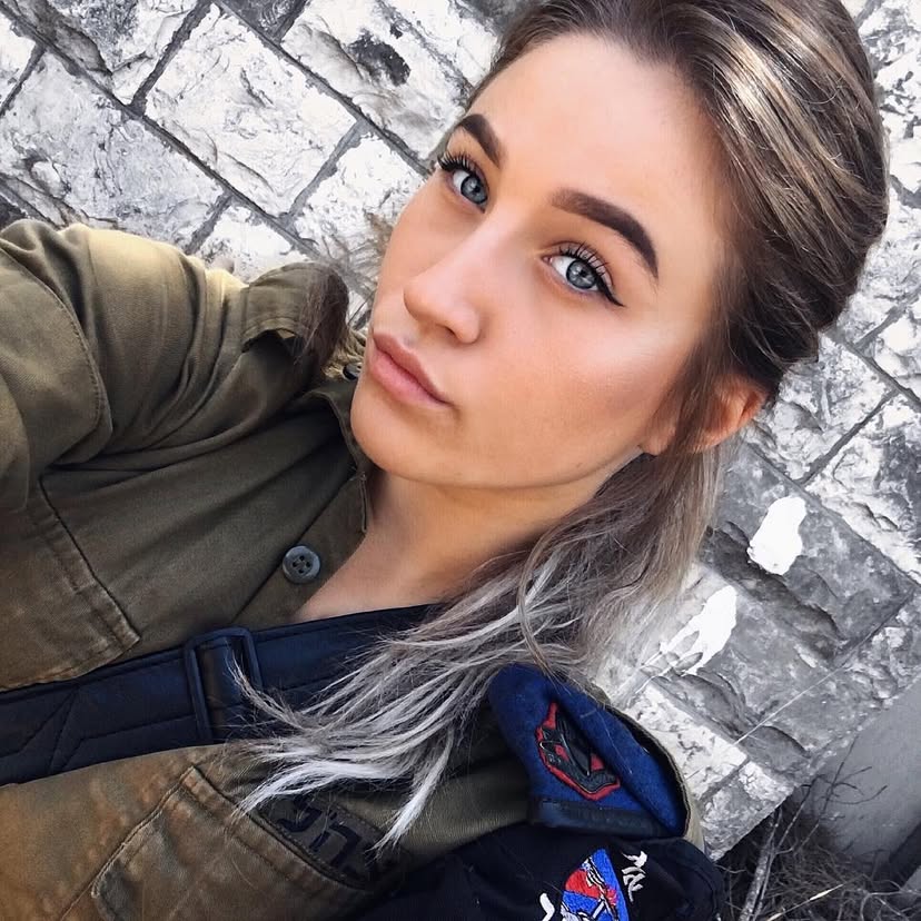Eyes so blue 
I drown 😂