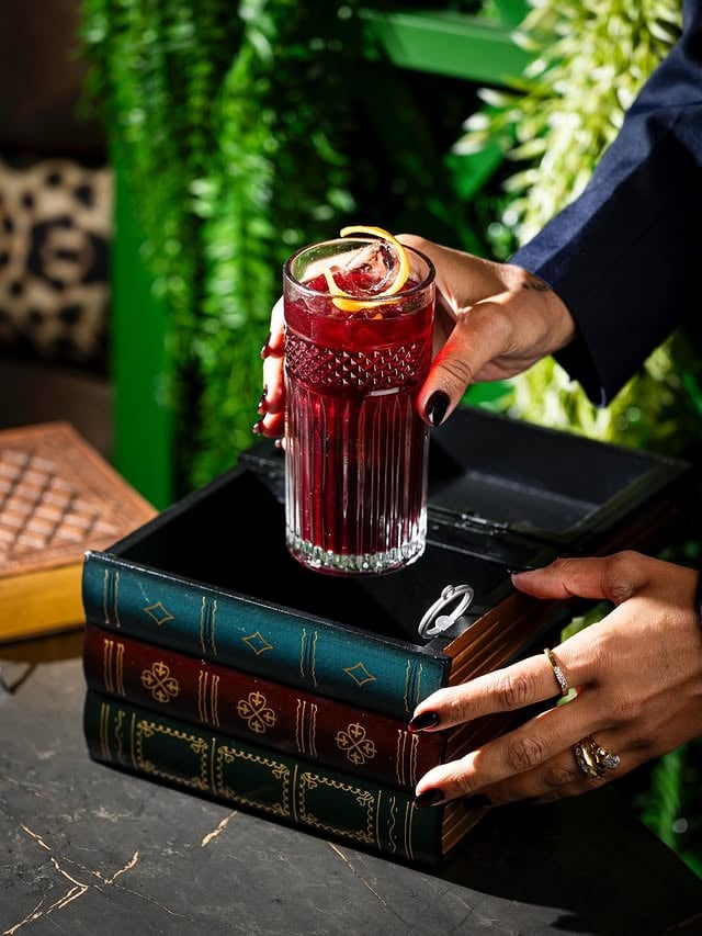 THE BOOK ~ entre confidências e páginas abertas, um encontro de gin beefeater 24, carpano classico, xarope de tangerina e refrigerante de hibisco.escreva. feche. e deixe o segredo com a gente.#aflorasecreta #thebook #speakeasy #cocktailautorais #mixologia by @aflora.secreta