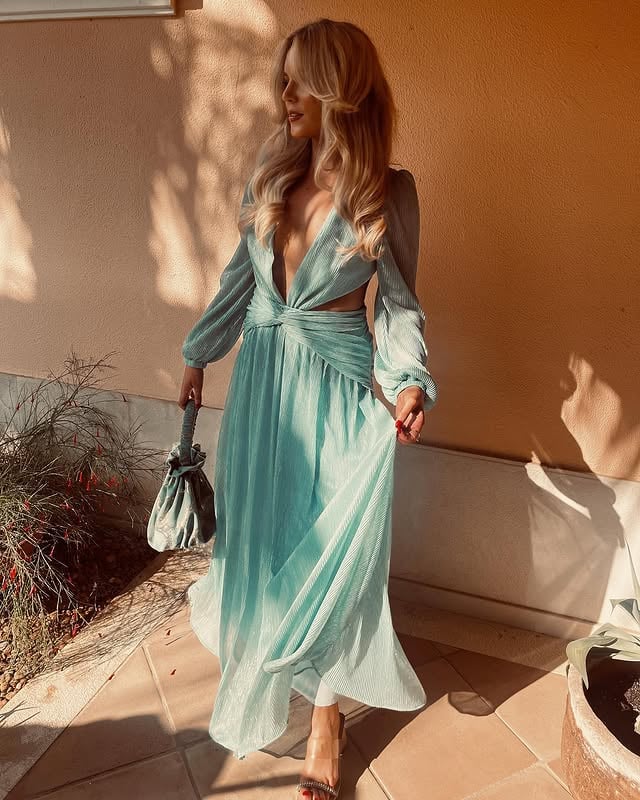 Holiday blues incoming ☀️ the prettiest dress @annelouiseboutique #ootd #holiday #dress by @hannahcjsaunders