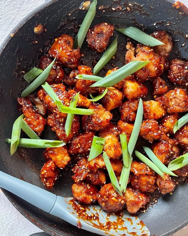Korean Chicken bowlsSweet, spicy, salty & crunchyJust how I like my food 🤩It’s a little bit of prep work/components but it’s a keeper recipe. Video recipe in my ramzan recipes highlights. Serve with the cucumber salad recipe which is available in my salad guidesChop 2 lbs of chicken into bite sized cubes. And soak it in about 2 cups of buttermilk. You can add 2 tbsp of lemon juice or vinegar to 2 cups of milk to make it buttermilk. Soak for an hourSauce: Heat up the following on low 2 tbsp of sriracha* (or use gochujang)2 tbsp of honey1/2 tsp of red chili flakes3 tbsp of dark brown sugar3 tbsp of soy sauce2 chopped cloves of garlic1/2 inch of grated gingerI tsp of sesame oilI tsp of sesame seedsRemove from heat when it starts bubbling. U can keep the sauce as thick or thin as you like. Fry chicken: Flour mixture is 1 cup of flour, 1 tsp of salt, 1 tsp of garlic powder, 1/2 tsp of pepper and 1/2 tsp of white pepper, 1 tsp of baking soda. Remove the chicken from the buttermilk, gently toss into the flour mixture. Set aside some oil in a frying on to deep fry chicken.Do so in batches. Assembly:Toss chicken in sauce, serve with rice. Enjoy. Xx by @mariumhosein