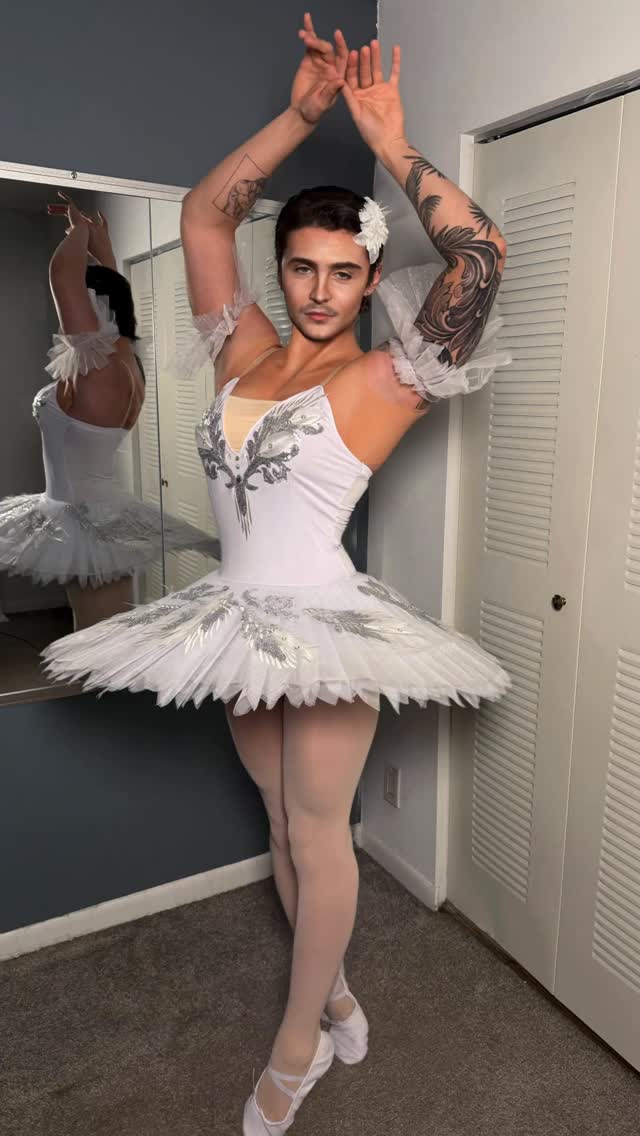 Timothee Chalamet if he liked Ballet and Opera 🤭LMAOAOAOA DUDE I TRIED SO HARD TO DO THE POSES BUT THEYRE SO HARD 😭 my calves were on fire!!products used: @colourpopcosmetics crème gel liner, lip liner bff no 3, stone cold fox palette (use code CHRISTIAN for 10% off) @hudabeauty easy blur foundation, easy bake setting powder @kosas brow pencil #timothéechalamet #colourpop #makeup #reels #explore by @indigotohell
