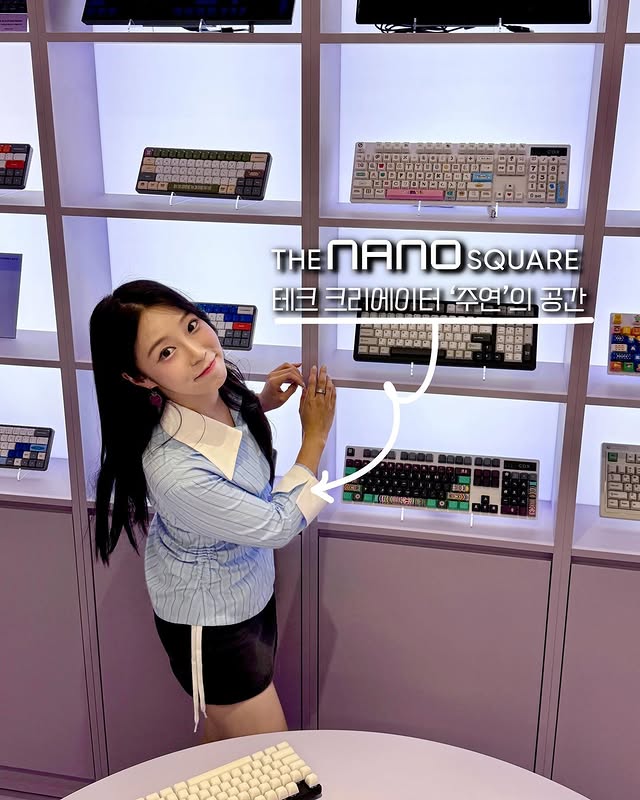 9월28일부터 오픈하는 동대문 더 나노 스퀘어에 주연 쇼룸이 생겼습니다!!주연의 일상&업무 공간을 재현한 쇼룸에서는 제가 리뷰했던 영상들고 보실 수 있고 다양한 키보드 타건 체험, 전자기기 체험을 하실 수 있어요🙌저 말고도 뷰티크리에이터 시네(@ssin000000 ) , 싱어송라이터 유라님 등 각 분야 다양한 크리에이터분들의 쇼룸과 테마별 체험도 준비되어 있으니 놀러오세요!📍롯데 던던 매장(전 롯데 피트인) 서울 중구 을지로 264, 지하2층 더 나노 스퀘어@the_nano_square ✍️가전을 단순한 도구가 아니라, 개인의 취향을 더욱 빛나게 하는 중요한 요소로 제시하는 <전자생활백서_100 digital Iife guide>는 6명의 크리에이터의 일상과 취향을 조명하며, 현대인들이 자신만의 라이프스타일이 행복의 열쇠임을 깨닫고, 가전이 그들의 일상과 취향을 어떻게 완성하는지를 생생하게 보여줍니다.100가지 이야기를 통해 살림, 뷰티, 음악, 테크, 홈쿡 등 다양한 취향의 영역에서 나만의 취향을 발견하고 상상해보세요. 크리에이터들의 일상을 그대로 재현한 <전자생활백서> 쇼룸은 여러분이 NANO적 취향을 찾는 데 도움을 줄 것입니다.또한, 크리에이터들이 가전을 통해 어떻게 일상을 완성하고 작은 순간 속에서 행복을 찾는지를 직접 경험할 수 있습니다. 이 과정을 통해 가전이 단순한 편리함을 넘어서, 삶의 질을 높이고 개성을 표현하는 중요한 매개체임을 보여줍니다. 이 전시가 여러분이 자신의 취향을 재발견하고, 일상에 새로운 활력을 불어넣을 영감을 얻는 공간이 되기를 바랍니다.#주연 #하이마트 #더나노스퀘어 #동대문 #전시 #쇼룸 #인테리어 by @zuyoni