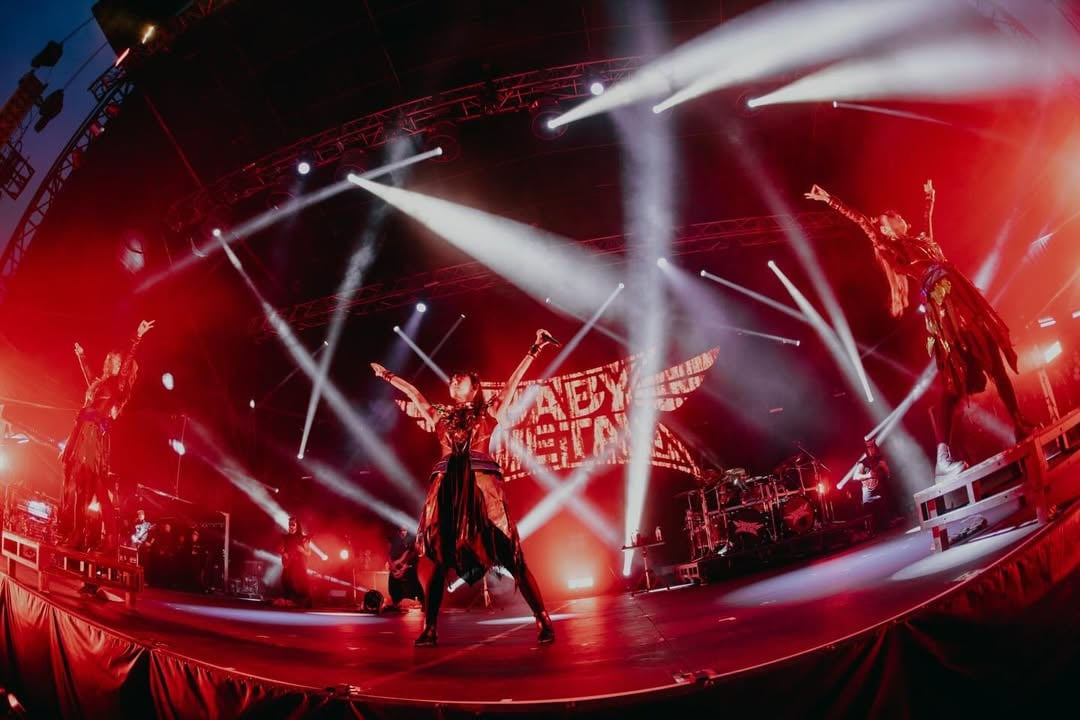 Thank you for coming to DEAD POP FESTiVAL 2026!!! DEAD POP, you were amazing🔥Thank you for braving the rain! ☔️We had the best time with you!See you soon!!And...thank you @mth.nao 🍫✨#BABYMETAL #SiM #DPF26 #姉メタル@deadpopfest_official @sim_japan📸かわどう