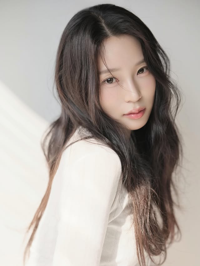 새 프로필 찍었는데 결과물 받자마자 비명지르면서 들어왔어요😱일단 한 장만.. 이건 자랑해야돼…!📸 @gongsil.euljiro 💄 @harang_hairmakeup by @zuyoni