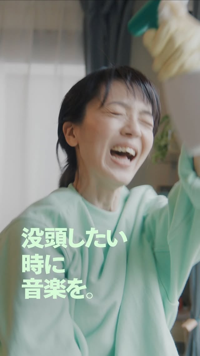 モーニング娘。の “LOVEマシーン” がSpotifyブランドCMソングに💖この曲が流れたら、窓拭きだってダンスタイム🕺🪩掃除も、思い出も、全力で楽しもう！棚の上の写真にもご注目👀@morningmusume_official#モーニング娘26#あなたの日々に音楽を by @spotifyjp