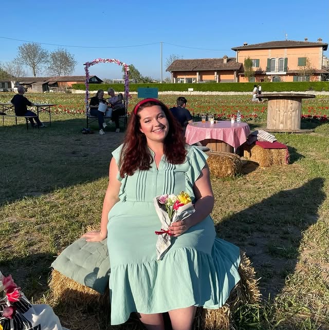Meravigliosi tulipani e uno stupendo vestitino di @hannanikoleofficial 💐🌹🌻🌺🌸