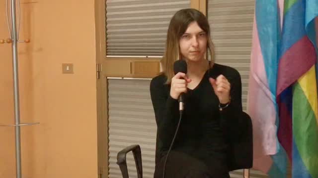 Rivedere oggi questa intervista, che concessi 3 anni fa esatti a Terre Marsicane e Veronica Di Giovanni subito dopo la mia sentenza di rettifica anagrafica, mi fa un certo effetto. Non rinnego nulla del percorso fatto, rifarei tutto. Ogni passaggio è stato parte della mia crescita personale. Però, c’è una cosa che oggi rifarei in modo diverso.Quelle bandiere che avevo alle spalle raccontavano un momento preciso della mia vita. Oggi non ne ho bisogno, anzi ritengo che siano state e siano piuttosto controproducenti ed inutilmente divisive.Perché non rappresentano un punto di forza: il rispetto, quello vero, non nasce dai simboli che esponi o dalla categoria a cui appartieni o in cui ti riconosci, ma da ciò che fai ogni giorno e da come lo fai. Vale per tutti. In questi anni ho imparato che a fare la differenza sono innanzitutto la serietà, il lavoro, il confronto tra idee, il dialogo quotidiano con le persone, vivere davvero il territorio. Ed è giusto che sia così. È lì che si costruisce la credibilità. È lì che si abbattono veramente i pregiudizi. Con meno simboli e più sostanza. Meno etichette e più vita reale.E se c’è una cosa che ho capito, è che il vero rispetto non si pretende urlando slogan ma si conquista, giorno dopo giorno, con il contributo che dai alla società.