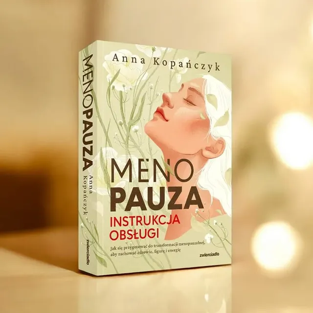 Skąd pomysł na napisanie książki o menopauzie? Co było inspiracją do podjęcia tematu, który wciąż bywa tematem tabu?Książka powstała z chęci i potrzeby zebrania w jednym miejscu wiarygodnych, umocowanych w badaniach naukowych informacji o procesie transformacji menopauzalnej i wszystkiego co z tego wynika dla zdrowia kobiet.O menopauzie z jednej strony niechętnie rozmawiamy (również w kobiecych kręgach), a z drugiej potrzebujemy o niej dużo wiedzieć.Powstaje coraz więcej kont, profili w Internecie na ten temat. Zwykle są to wiadomości z perspektywy kobiet, które przeszły menopauzę samodzielnie, kilka lat temu, najczęściej bez wsparcia lekarzy. To wartościowe i cenne doświadczenia i dobrze, że kobiety się nimi dzielą. One jednocześnie pokazują, że istnieje potrzeba aby menopauzalną wiedzę uporządkować i podeprzeć nauką.Moim celem było zebranie rzetelnej wiedzy na ten temat w jednym miejscu (a nie jedynie w postaci rolek i postów).Chcę podkreślić, że pisząc książkę skupiłam się na badaniach naukowych dotyczących kobiet dojrzałych, menopauzalnych, bo właśnie z powodu zmian hormonalnych tego okresu ta grupa kobiet często inaczej niż młodsze panie, reaguje na interwencje dietetyczne lub stylu życia.To książka jest dla kobiet dociekliwych, takich, które cenią sobie podejście naukowe, a nie tylko opinie i przekonania. To lektura dla kobiet, które chcą wiedzieć, aby działać.Polecam 🍀🍀🍀#menopauzainstrukcjaobslugi#menopauza#perimenopauza#menopauzaobjawy#objawymenopauzy#menopauzabeztabu#menopauzadietetyk#kobietadojrzala #kobietapo40 #kobietapo50#kobietapo60 by @dietapo40.menopauza