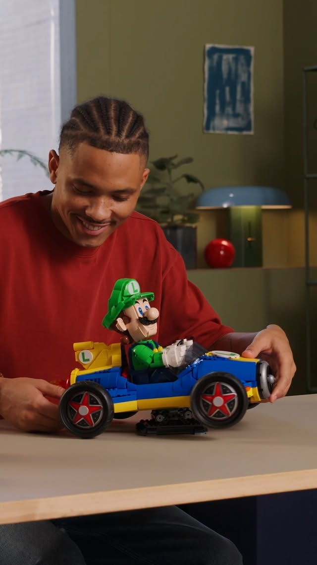 Luigi™ na pista: acelere com o Mach 8™Esse set é perfeito para quem ama construir, colecionar e viver toda a emoção das pistas de Mario Kart™ com o Luigi. Diversão, criatividade e aventura em um só item!Incrível para fãs que gostam de construir momentos cheios de velocidade e diversão.#LEGO #SuperMario #MarioKart #Luigi by @legostoresbr