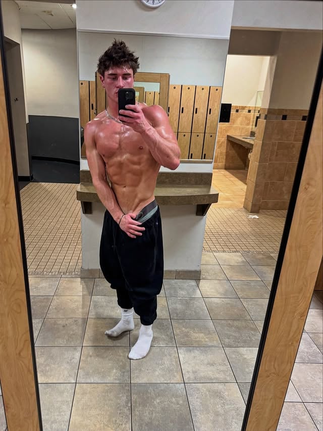 Weight down shreds up 🔝 --#mogged #shredded #lean #brutal fitne by @ethan_winkelman1