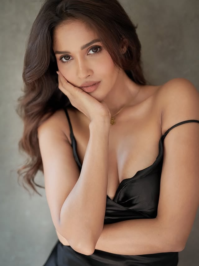 🌹🤍✨.Another one with some @farrokhchothia Magic 💫