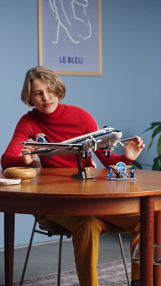 Prepare-se para decolar rumo à nostalgia ✈️Apresentamos o incrível LEGO® Icons – Avião Comercial Douglas™ DC-3™ PAN AM® — um verdadeiro ícone da aviação que marcou gerações e agora ganha vida em forma de construção detalhada e sofisticada.Com design elegante, acabamentos clássicos e atenção aos mínimos detalhes, este modelo é perfeito para apaixonados por história, aviação e, claro, pelo universo LEGO.Pronto para embarcar nessa viagem no tempo?#LEGO #LEGOIcons #DC3 #PanAm #Aviação by @legostoresbr