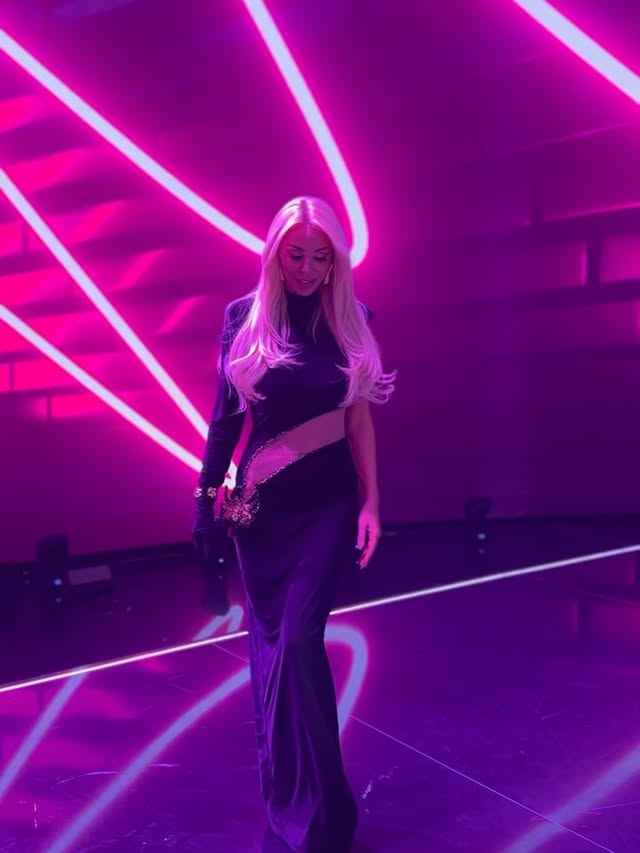 Večeras u 21h @pinkovezvezde_official 💕Dress: @classy.fashion_dress.salon Makeup: @olja_beocanin Hair: @boris_obreski by @bojanalazic00