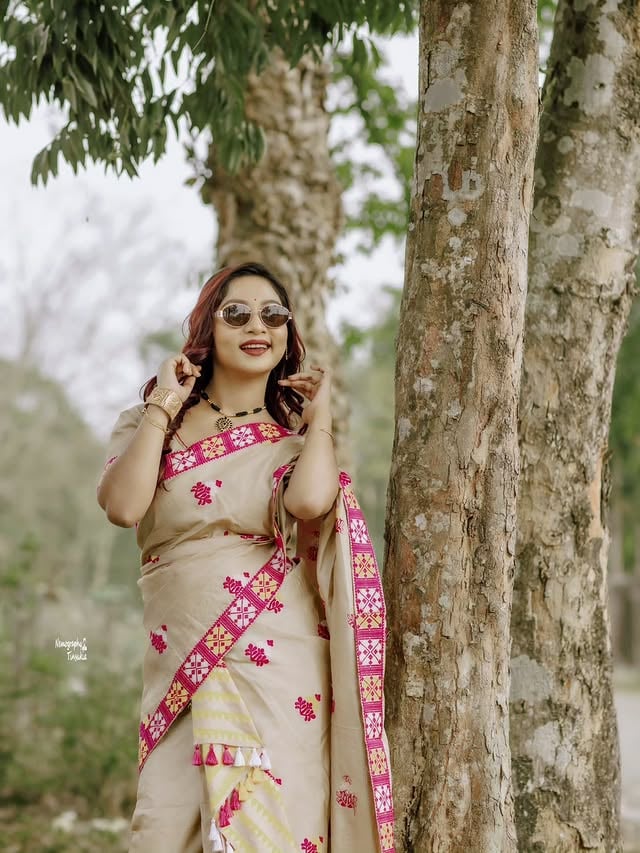 Quiet confidence, timeless style ♥️..@nayanmoni.gogoi9999@makeover_by_reemduarah@canon_northeast@nemography_tinsukia#sᴀʀᴇᴇʟᴏᴠᴇ #naturefashion #ethnicstyles #ootd #traditionalstyle by @indian_fashion_bloggers