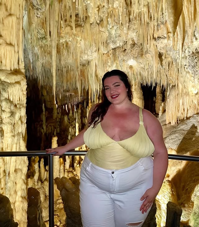 La natura riesce sempre a stupirci con luoghi suggestivi e magici come le @grottedicastellana 💧Situate alle porte della Valle d’Itria, in Puglia, le Grotte di Castellana rappresentano uno dei complessi speleologici più spettacolari e vasti d’Italia. Il percorso si snoda per circa tre chilometri a una profondità media di settanta metri, dove camminando tra i vari corridoi, ci si ritrova immersi in un vero e proprio museo geologico sotterraneo, modellato in milioni di anni dallo scorrere di antichi fiumi ipogei.La Grotta Bianca è il cuore radioso del percorso, celebrata come la caverna più splendente al mondo. Il suo fascino risiede nel candore quasi irreale delle formazioni calcaree, che con la loro purezza simile all’alabastro creano uno scenario di cristallo unico e abbagliante. ✨💫*invited by @francineglows