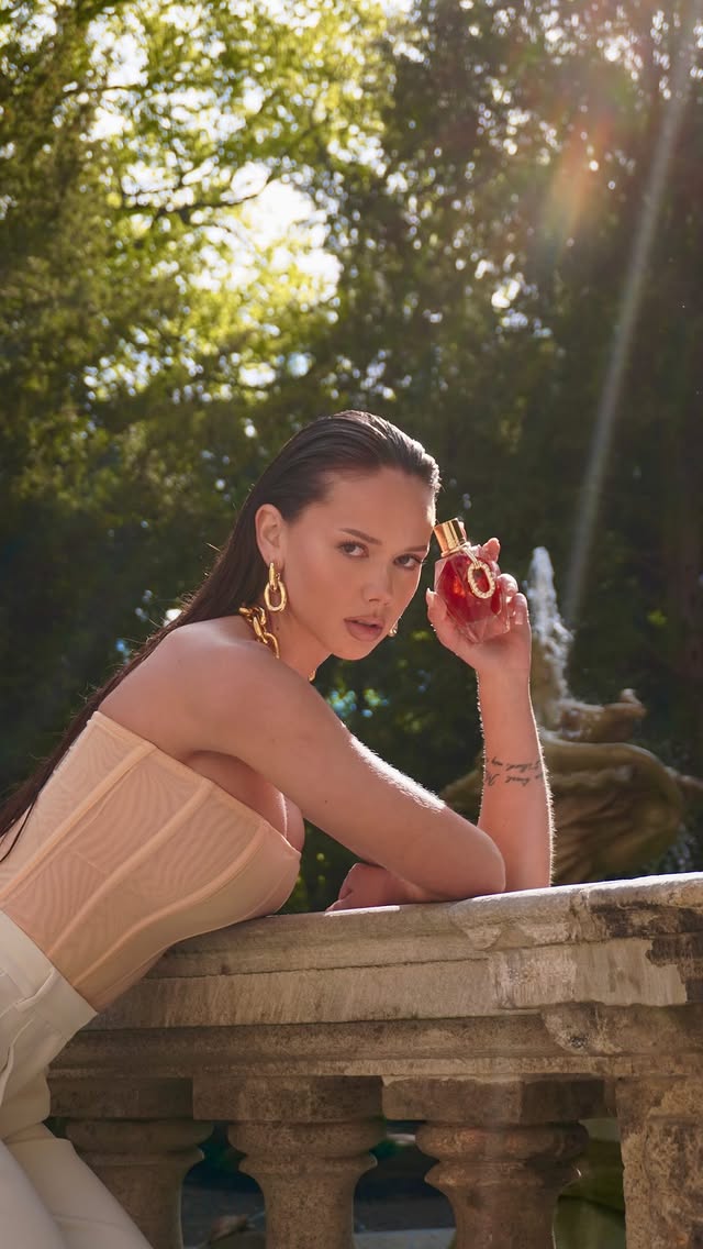 Naprosto nádherný nový parfém @rabanne s broskví a jasmínem v hlavní roli..💛 svěží a květinová MILLION GOLD FOR HER Pure Diamonds💎 #millionbyrabanne #rabanneparfums spolupráce by @gabrielagasparova_official