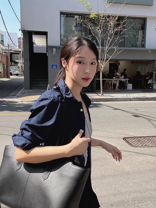 사람답게 사는데 날씨가 이렇게나 중요하다.주말을 카페근무와 동네에서 비비적거리기로 떼운 것 치고는 아주 알차게 보낸 것 같은 기분.소은님 @sonyaaiii 과의 인연으로 알게된 RUTA @ruta.archive 가방도 맘에 쏙 들고,한동안 S26울트라만 쓰다가최근에는 아이폰17e 실사용 리뷰 준비로 들고 다니는데내가 생각보다 더 폰카를 많이 쓴다는 것과휴대용품에게 가벼움이란 특수한 장점이라는 걸 다시금 느끼는 중.에어팟 맥스2는 보라색으로 하길 잘한 듯.볼때마다 괜히 기분전환 되는 맛이 있네요🤓🎧 by @zuyoni