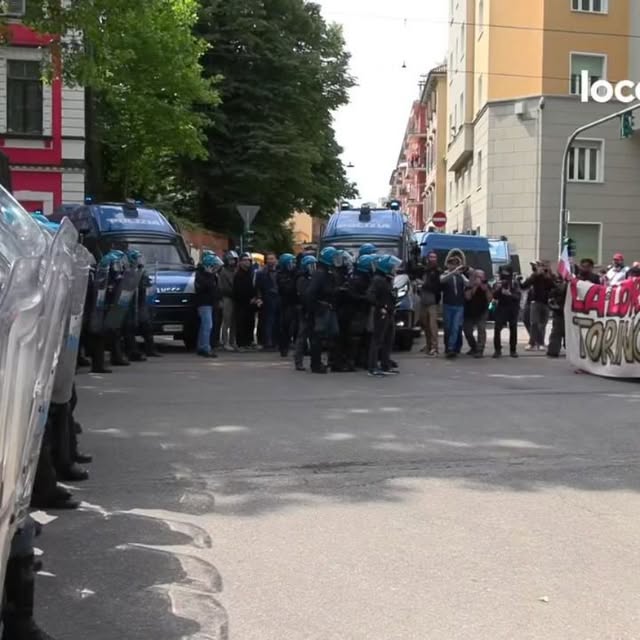 So già che questo post farà storcere il naso a qualcuno. Ma a volte le domande vanno fatte lo stesso, anche se sono scomode.Oggi la parola "fascismo" viene usata con una leggerezza impressionante. È diventata un’etichetta buona per tutto, ma svuotata di significato.Allora mi chiedo: chi è più vicino a una deriva autoritaria, al cosiddetto "fascismo"?Duemila persone che sfilano in maniera ordinata e pacifica con bandiere tricolori, commemorando un ragazzo ucciso 51 anni fa da militanti di estrema sinistra, - anche facendo gesti non condivisibili - ma senza devastare nulla?Oppure duemila ragazzi dei centri sociali che scendono in piazza a volto coperto, armati di mazze, bastoni e estintori, pronti allo scontro con le forze dell'ordine e alla devastazione?Io non ho nostalgia per nessun passato. Ma nemmeno accetto che la violenza venga giustificata o minimizzata solo perché arriva "dalla parte giusta".Se "fascismo" significa sopraffazione, intimidazione, annullamento dell’altro, allora forse dovremmo avere il coraggio di guardare ai comportamenti, non alle etichette.E ammettere che oggi il vero "fascismo" è quello rosso, dei centri sociali e dei militanti della sinistra radicale.