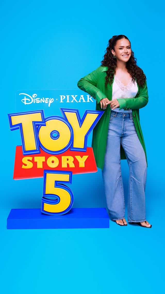 Olá, eu sou a Lilypad! 💚SIM!!! Tô muito feliz com a realização de mais um sonho: DUBLAR UMA NOVA PERSONAGEM EM TOY STORY 5!!E para anunciar essa notícia, a @disneystudiosbr convidou os maiores especialistas em brinquedos que existem para uma coletiva muito fofa! 🥹#ToyStory5, da Disney e Pixar, estreia dia 17 de junho nos cinemas!