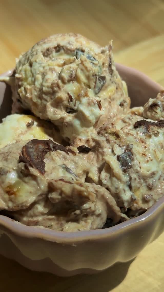 A healthy take on ice cream or mousse or pudding? Either way, it’s dessert, it’s easy and it’s delish!! Recipe below!-1 banana-1 tbsp dark chocolate chips (I did sugar free. Use whatever you like!)-1/2 cup plain Greek yogurt -pinch of salt 1. Either mash your banana in a bowl OR you can quickly caramelize it for some extra good flavor. For caramelizing, i slice the banana and then spray a pan with avocado oil over medium heat. Add banana slices and allow to sit for 2-3 min. You can add a drizzle of honey or maple syrup but I don’t think it needs it!! Flip bananas and allow to sit about 2-3 min. I like to place them in a little bowl and set them in the freezer to cool slightly while I do the rest. 2. Melt chocolate in the microwave- it’s a small amount so it should just take about 30 seconds. 3. Mix banana & Greek yogurt in a bowl. Pour in chocolate and gently mix. 4. Using a small cookie scoop of a spoon, scoop the mixture onto a parchment lined baking sheet. 5. Place in the freezer for 10-20 minutes. When I’m impatient I do 10, but if I have the time I do 20. It’s great either way. Super simple and healthy dessert!! Enjoy🩷#healthyrecipe #healthydessert #banana #chocolate #easyrecipe by @zmargotz