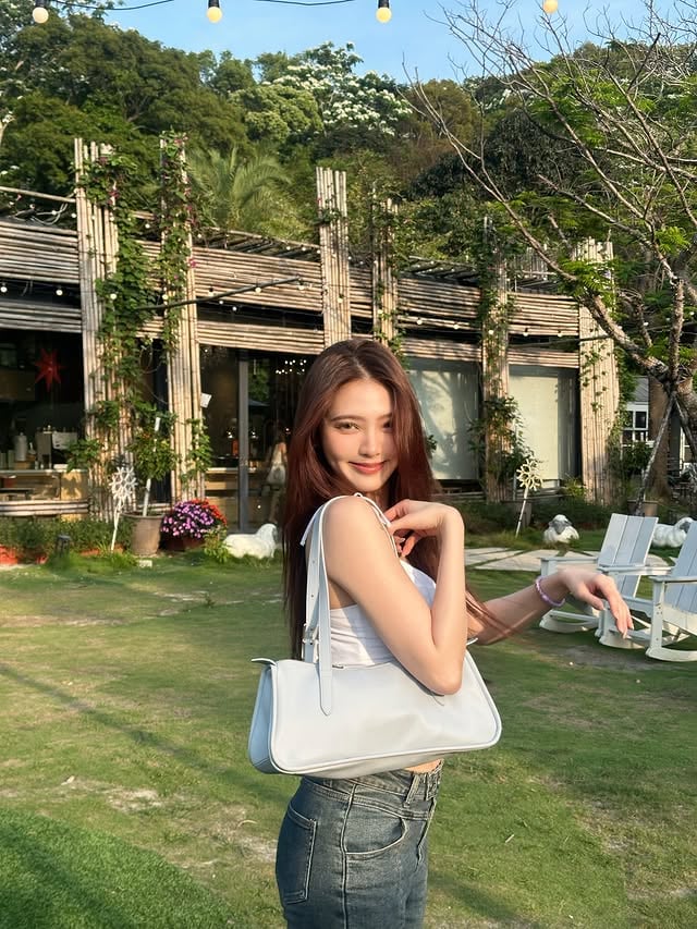 好在這邊再跟大家說一次情人節快樂💛 Ucapin ke kalian sekali lagi Happy Yellow Val’s day💛也再說一次Di sini juga mau ucapin sekali lagi不是吉娃娃節日😍Hari ini bukan perayaan chihuahua😍我也不是吉娃娃所以不用跟我說吉娃娃節快樂😍😍😍Aku juga bukan chihuahua gausah diselamatin makasih😍😍😍😍Bag @longchamp #林詩雅Grace #日常 #daily #ootd #bags by @gracelf