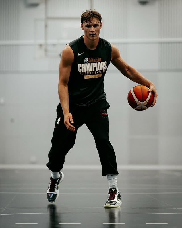 The grind never stops. 🔥Följ med bakom kulisserna med Pelle Larsson under ett av hans träningspass hemma i Sverige. 📸: @fredrikcreative #SvenskBasket | #NBA by @pellelarsson_