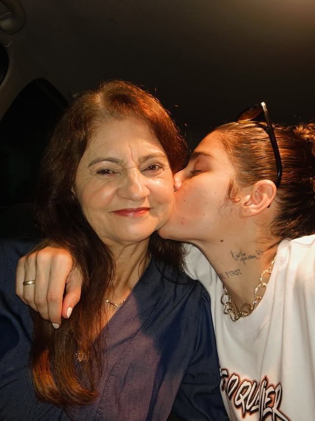 Dias das mães foi 100% OFF, porque quis aproveitar cada segundo com essa mulher. E querem saber de uma coisa? Aproveitem cada segundo mesmo, fiquem off o tempo que puderem, conversem, criem memórias, se divirtam, abracem e digam o quando vcs a amam, pq o amanhã é incerto e a gente nunca sabe de nada. Eu agradeço a Deus pelo MAIOR e MELHOR presente de toda essa vida que é poder chamar você dona Noelia (@noeliafsilva07 ) de mãe. Você é a forma mais linda de AMOR que Deus pode me presentear 🥹 obrigada por tudo o que você faz até hoje por mim, e principalmente por me amar do jeitinho que eu sou e por todas as orações, eu tenho certeza que se não fossem elas nem aqui eu estaria. Eu te amo mãe, e tudo o que eu puder fazer pra sempre te ver bem e feliz, pode ter CERTEZA que irei fazer. Você é a MELHOR MÃE DO MUNDOOOOO 🥹🤍 (esse foi o melhor dia das MÃES após 10 anos que saí de casa, presentão viu😍😍) ......#mãe #explore #diadasmaes by @karenzinhacantora