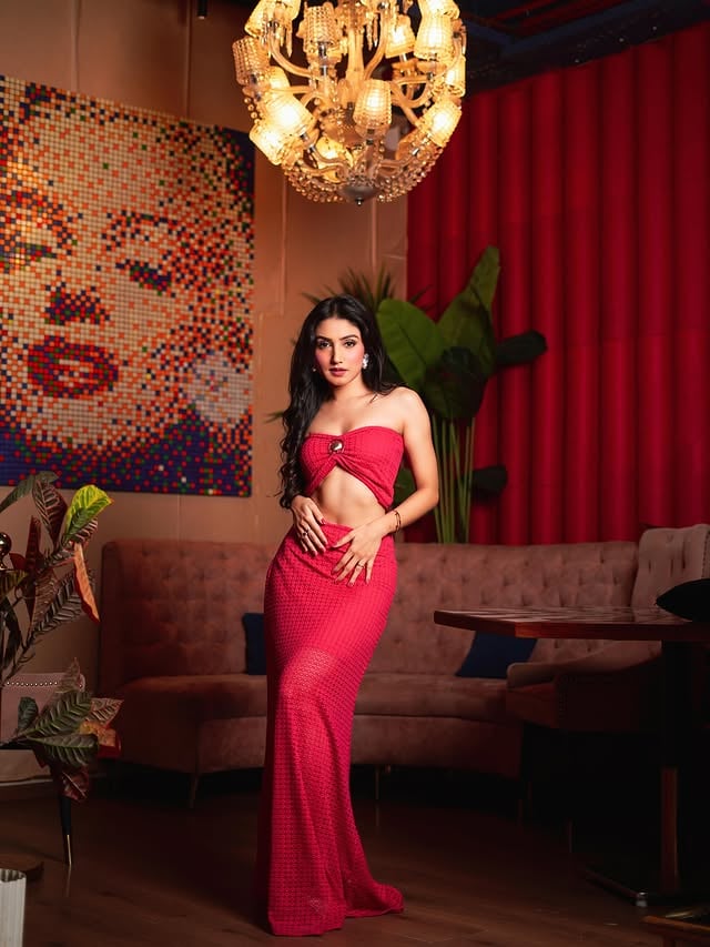 Sugar and Spice and Everything Nice ! 😇❤️🍷🌟✨#love #marilynmonroe #pretty #goodvibesonly #hot ...Photographer - @rk_fotografoMakeup & Hair team - @faritasmakeupacademyOutfit - @labeldivyaguptaJewellery- @soulaajewelsArtist PR - @greenlight__media