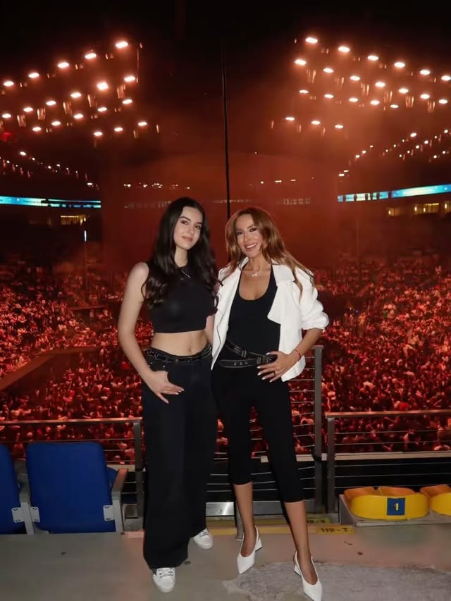 En yakın arkadaşımla kız neşesi✨🤗❤️😍 @aysenilogut @m6nifestgirls #reklam by @melekicmeli